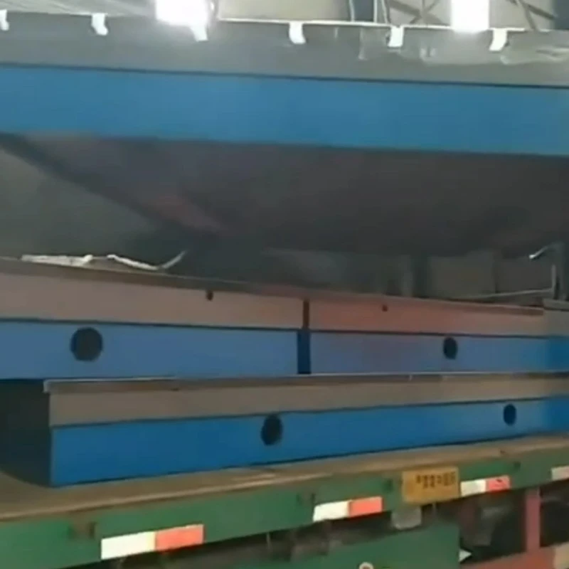 Ocho plataformas de hierro fundido están siendo cargadas en el vehículo para su envío
