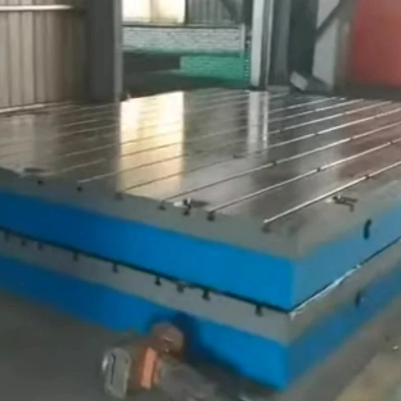 Exposición del producto terminado de la plataforma de ranura de hierro fundido T