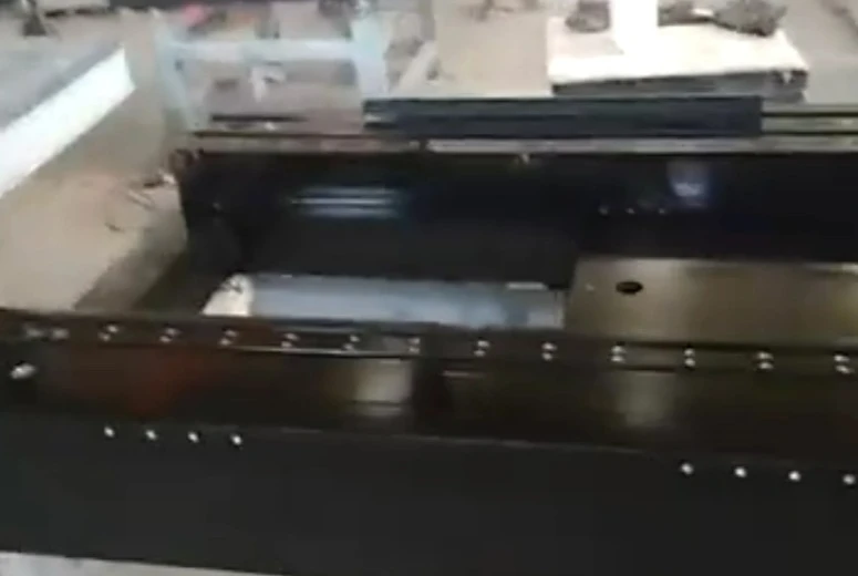 Componentes de granito con agujeros perforados y piezas insertadas