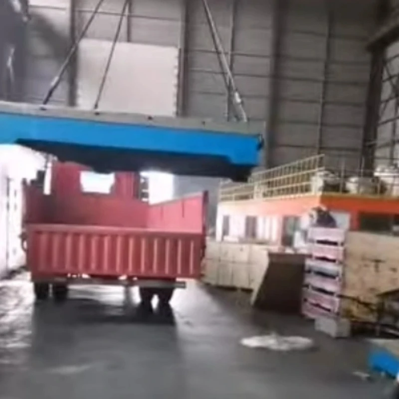 La plataforma de inspección de hierro fundido se está cargando sobre el vehículo para el envío