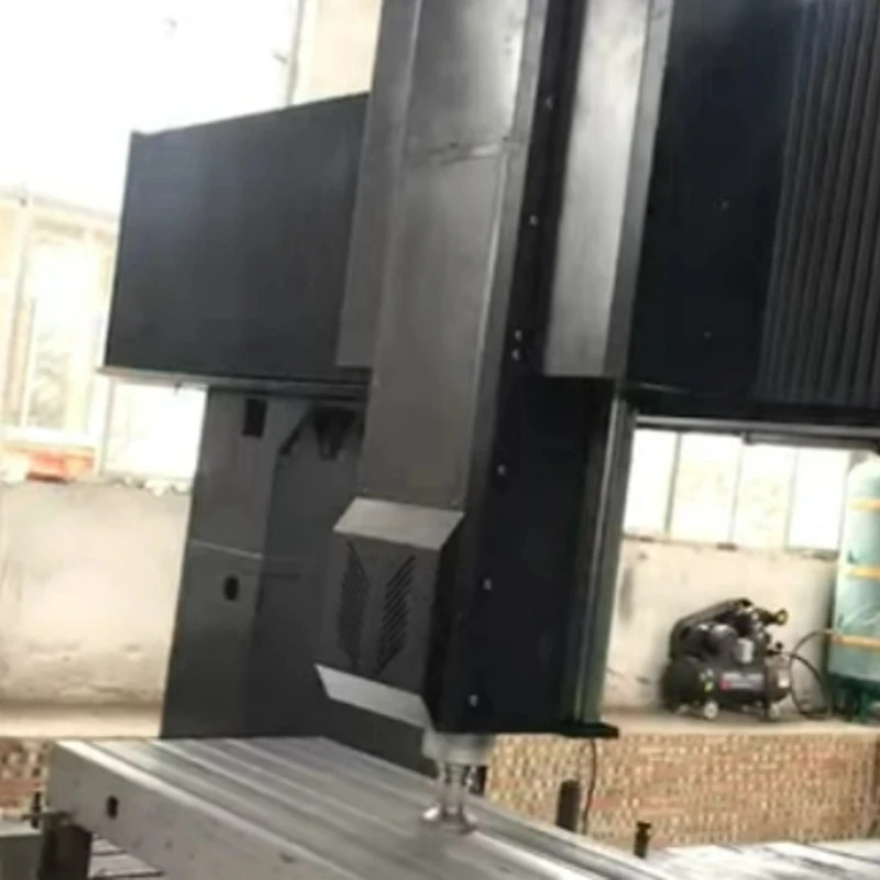 La plataforma de ranura T está bajo mecanizado de control numérico de computadora CNC
